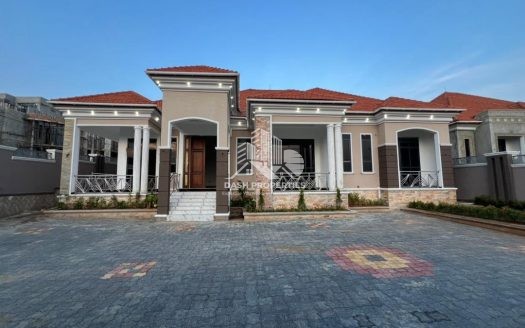 HOUSE FOR SALE KIRA TOWN KIRA-NAJERA ROAD 4 BEDROOMS 4 BATHROOMS BOYS QUARTERS 22 DECIMALS PLOT SIZE PRIVATE MAILO LAND TITLE